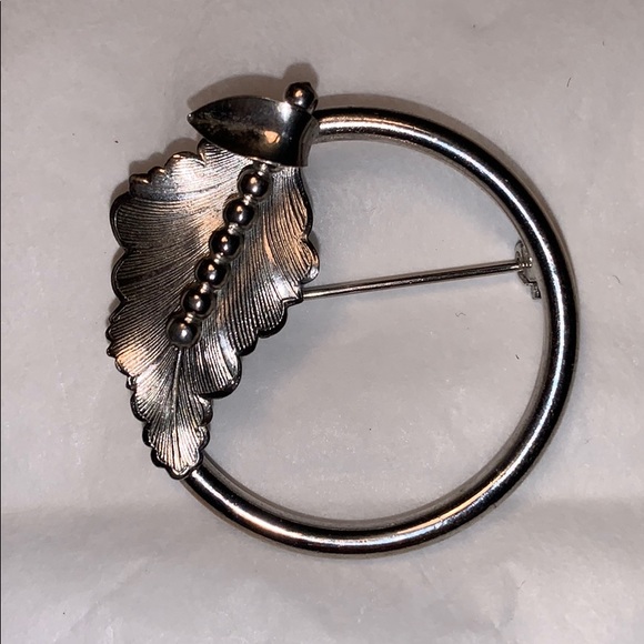 Minimalist circle/leaf brooch statement piece - Picture 3 of 8